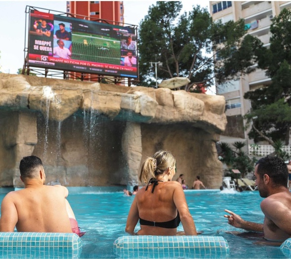 Огромный экран в бассейне Отель Magic Rock Gardens Бенидорме